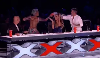 Escándalo en America's Got Talent: la ex Spice Girl Mel B le tiró un vaso de agua a Simon Cowel tras insulto