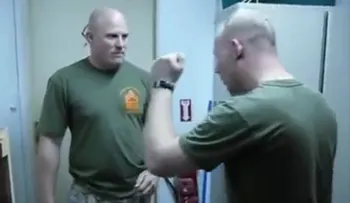 Le mostró a otro marine cómo era el "golpe secreto al cuello", como si fuera Kill Bill, y lo noqueó