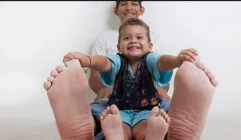 Le regalan cuatro pares de zapatos al hombre con los pies más largos del mundo