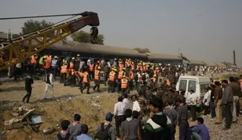 Al menos 115 personas mueren en India tras descarrilarse un tren 
