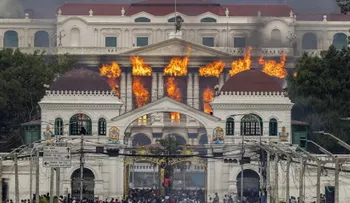 Nepal: muere esposa de ex primer ministro; Parlamento incendiado