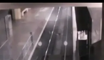 Imágenes de un "tren fantasma" que 'recoge pasajeros' en una estación