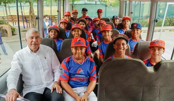 Academia La Javilla recibe autobús de parte presidente Abinader