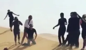 Rod Stewart se humilla y pide disculpas públicas por desagradable video