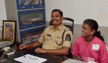 Conoce a la niña de 13 años que tomó el control de una estación de policía en la India