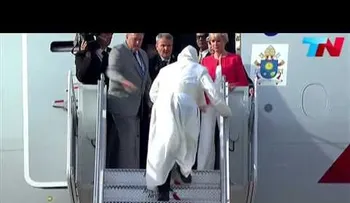 El papa rechaza ayuda cuando tropieza subiendo escalinatas avión en EE.UU (VIDEO)