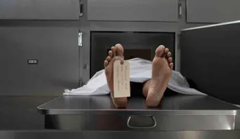 Un muerto despierta en la morgue y regresa a la fiesta donde había bebido hasta "morir"