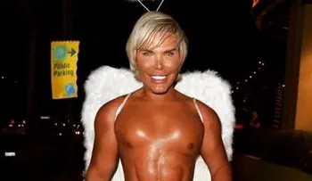 El Ken humano genera revuelo en las redes tras lucir sus nuevos abdominales