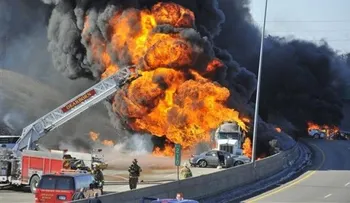 EEUU: Camión cisterna en llamas provoca cierre de autopista