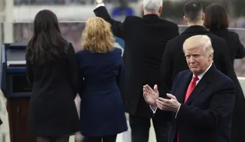 Donald Trump firma ley para confirmar a su secretario de Defensa