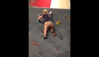 Niña sube una pared antes de empezar a caminar (Video)