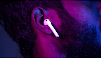 Experto en longevidad aclara dudas sobre el uso de auriculares Bluetooth