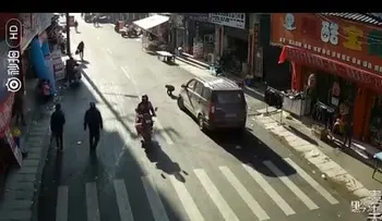 Transeúntes levantan un coche para liberar a un niño atropellado