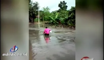 Una mujer se salva "a chepa" cruzando río en Moca