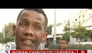 Multitud saquea patana repleta de cervezas