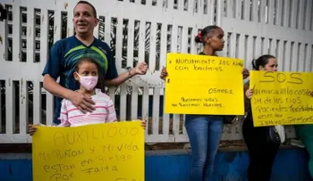 Padres protestan encadenados en principal hospital pediátrico de Venezuela