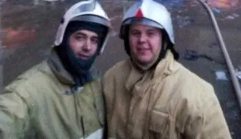 Mientras la gente se quemaba viva a sus espaldas, estos bomberos se tomaban un selfie