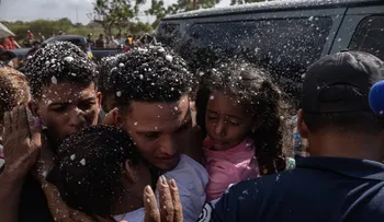 Venezolano liberado en El Salvador exige castigo para Bukele y Trump