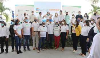 Presidente Abinader inaugura la primera comunidad sostenible del país con sistema solar 