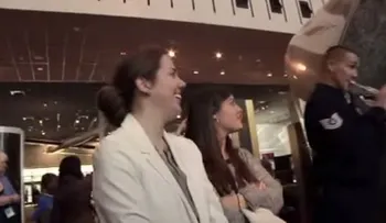 Esta mujer tiene un secreto debajo de su abrigo (Video)