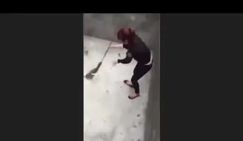 Una joven corre en círculos perseguida por una rata gigante