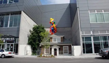 Con 84 años rechazó 1 millón de dólares obligando a un centro comercial a construir alrededor de su casa