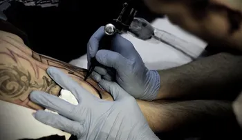 Exigen inspecciones para identificar tintas o agujas de tatuaje contaminadas