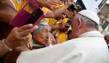 El papa Francisco y su gesto conmovedor con una invidente de 99 años; la anciana tiene 12 hijos, 38 nietos, 35 bisnietos y 8 tataranietos