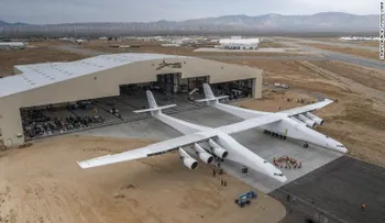 El avión más grande del mundo sale por primera vez del hangar y es impresionante