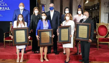 Presidente Abinader distingue a docentes en el Día del Maestro y reafirma compromiso con educación digna