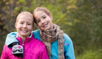 Gemelas de 10 años luchan juntas contra la leucemia