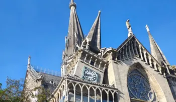 Fuerte sismo derriba una torre de la Catedral de Manizales; sacerdote se aferra a una columna en plena misa