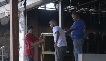 Incendio frente a la UASD destruye apartamentos y negocios; decenas de familias evacuadas