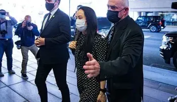Liberan en Canadá a la directora de Huawei, quien aterriza en China