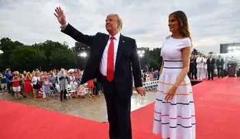 Melania Trump no usó brasier en evento y terminó mostrando de más