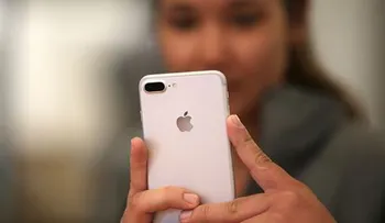 Una "chapiadora" consiguió que 20 novios le regalaran 20 iPhones, lo vendió y se compró una casa 