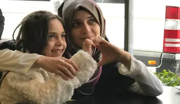 "Aquí no hay bombardeos y puedo jugar": así es la nueva vida de Bana, la niña tuitera de Aleppo
