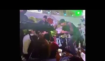 Le dan un estrallón a Eddy Herrera durante un baile (Video)