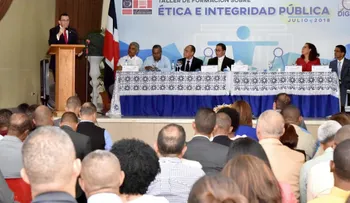Ministro Andrés Navarro y Lidio Cadet exhortan directores actuar con ética y transparencia