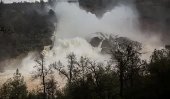 Las imágenes aéreas más impactantes del desborde de la mayor represa de los Estados Unidos