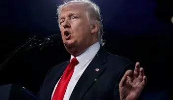 Trump regaña a la prensa y cree que no debe usar "fuentes anónimas" 