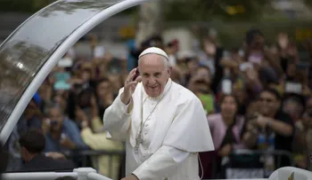El papa se despide de EE.UU. con un abrazo de ternura a las familias