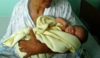 Mujer de 52 años alumbra un bebé en maternidad de Los Mina