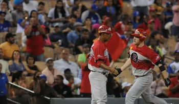 Villa y Kivlehan comandan triunfo Leones