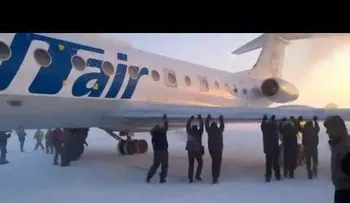 Pasajeros bajan de un avión para empujarlo (Video)