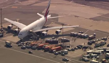 Al menos 100 pasajeros de un vuelo que aterrizó en NY dijeron que se sentían enfermos