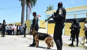 Presos por Odebrecht ya están en Najayo; perros canino en la entrada de la cárcel 