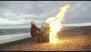 Músico ciego interpreta una canción mientras el fuego devora su piano