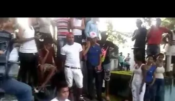 Amigos querían arrojar cerveza en ataúd del adolescente asesinado por un sacerdote 