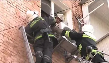 Anciana cae de la ventana y queda atrapada en el aire acondicionado (VIDEO)
